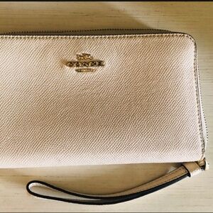 Gorgeous & Authentic Used Coach Cream Wallet